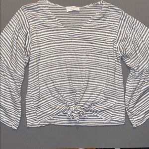 Cute flare sleeve top!